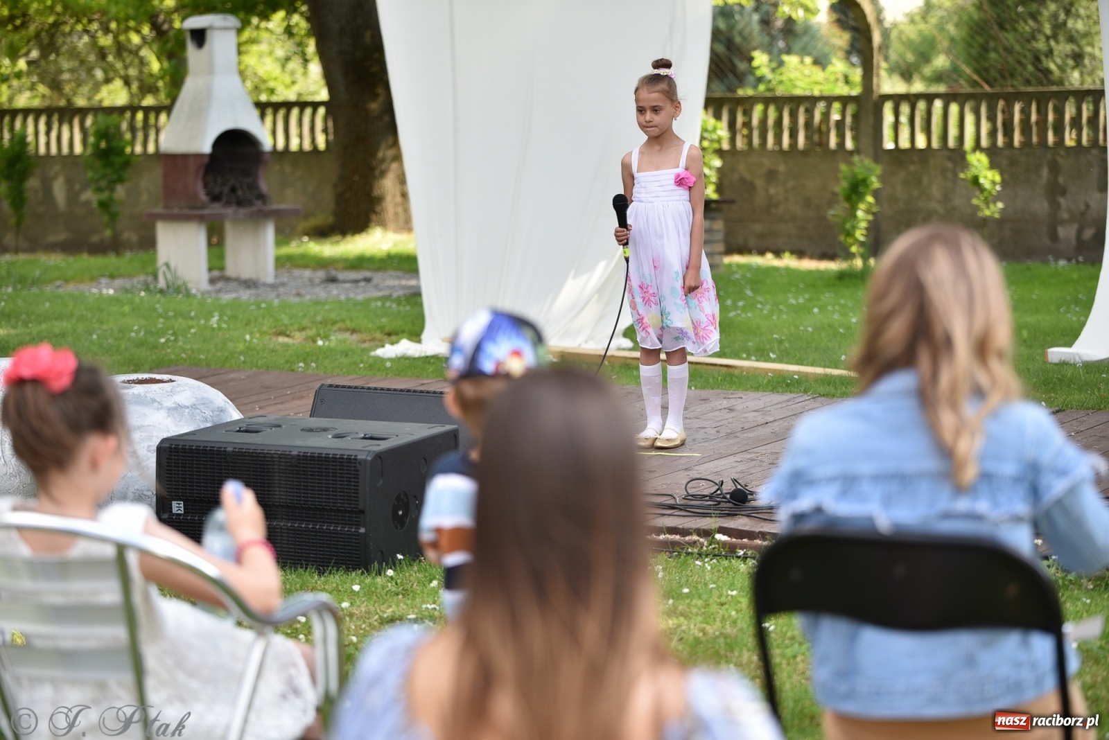 Zdjęcie w galerii na portalu naszraciborz.pl: Młodzi wokaliści studia ARS wystąpili w Ogrodach Strzechy [FOTO i WIDEO] wiadomości z regionu