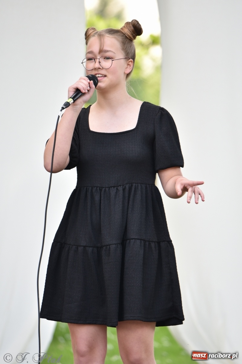 Zdjęcie w galerii na portalu naszraciborz.pl: Młodzi wokaliści studia ARS wystąpili w Ogrodach Strzechy [FOTO i WIDEO] wiadomości z regionu
