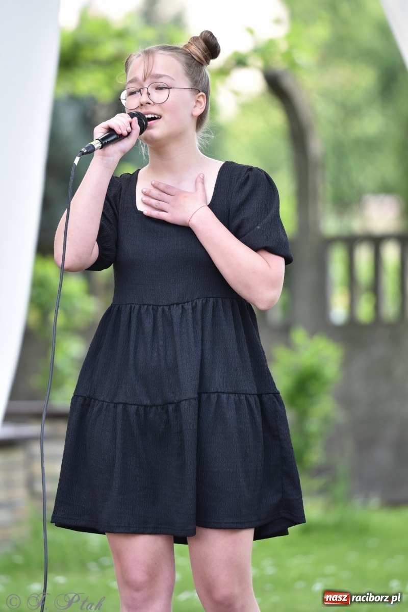 Zdjęcie w galerii na portalu naszraciborz.pl: Młodzi wokaliści studia ARS wystąpili w Ogrodach Strzechy [FOTO i WIDEO] wiadomości z regionu