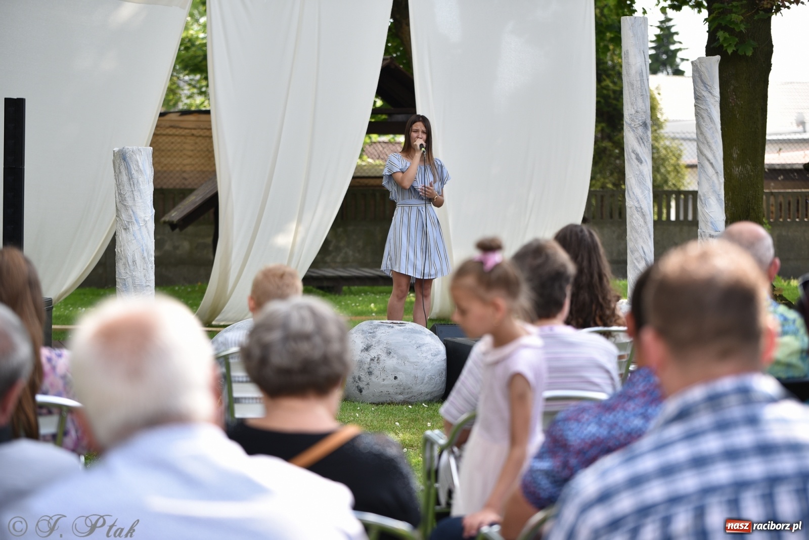 Zdjęcie w galerii na portalu naszraciborz.pl: Młodzi wokaliści studia ARS wystąpili w Ogrodach Strzechy [FOTO i WIDEO] wiadomości z regionu