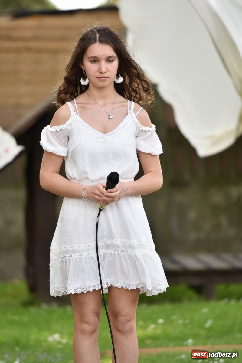 Zdjęcie w galerii na portalu naszraciborz.pl: Młodzi wokaliści studia ARS wystąpili w Ogrodach Strzechy [FOTO i WIDEO] wiadomości z regionu