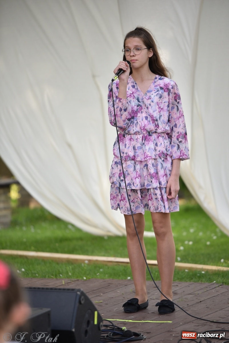 Zdjęcie w galerii na portalu naszraciborz.pl: Młodzi wokaliści studia ARS wystąpili w Ogrodach Strzechy [FOTO i WIDEO] wiadomości z regionu