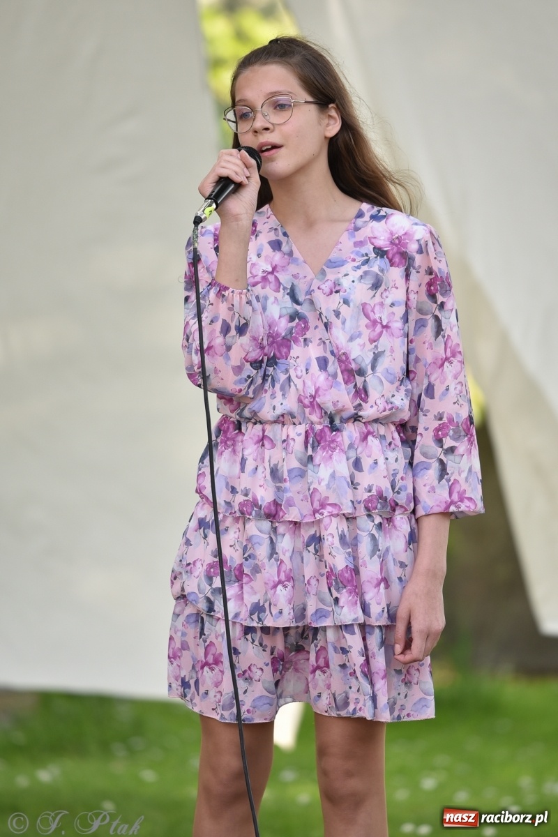 Zdjęcie w galerii na portalu naszraciborz.pl: Młodzi wokaliści studia ARS wystąpili w Ogrodach Strzechy [FOTO i WIDEO] wiadomości z regionu