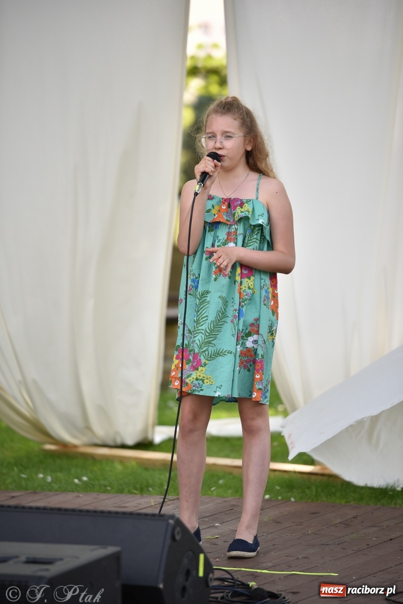 Zdjęcie w galerii na portalu naszraciborz.pl: Młodzi wokaliści studia ARS wystąpili w Ogrodach Strzechy [FOTO i WIDEO] wiadomości z regionu
