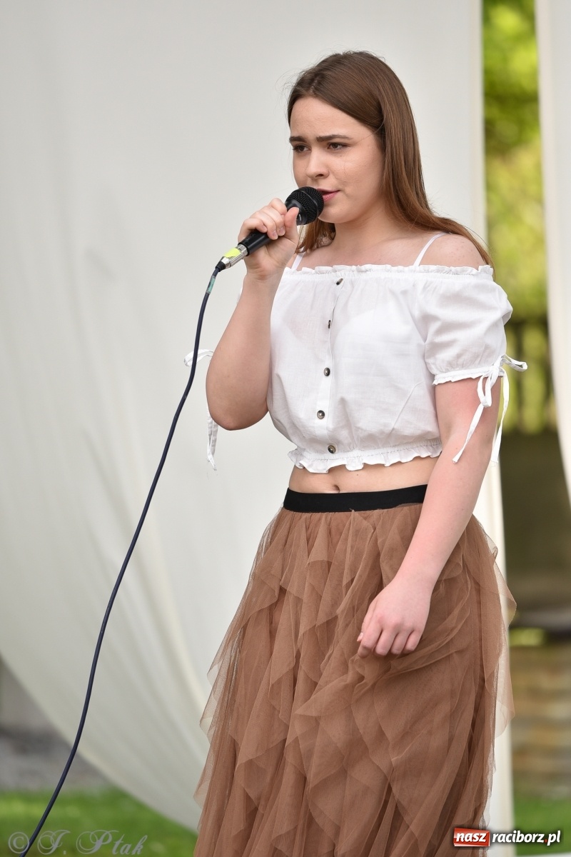 Zdjęcie w galerii na portalu naszraciborz.pl: Młodzi wokaliści studia ARS wystąpili w Ogrodach Strzechy [FOTO i WIDEO] wiadomości z regionu