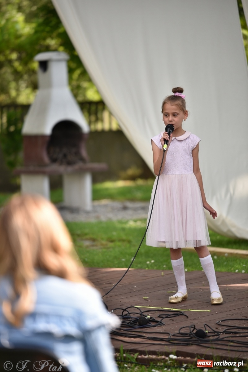 Zdjęcie w galerii na portalu naszraciborz.pl: Młodzi wokaliści studia ARS wystąpili w Ogrodach Strzechy [FOTO i WIDEO] wiadomości z regionu