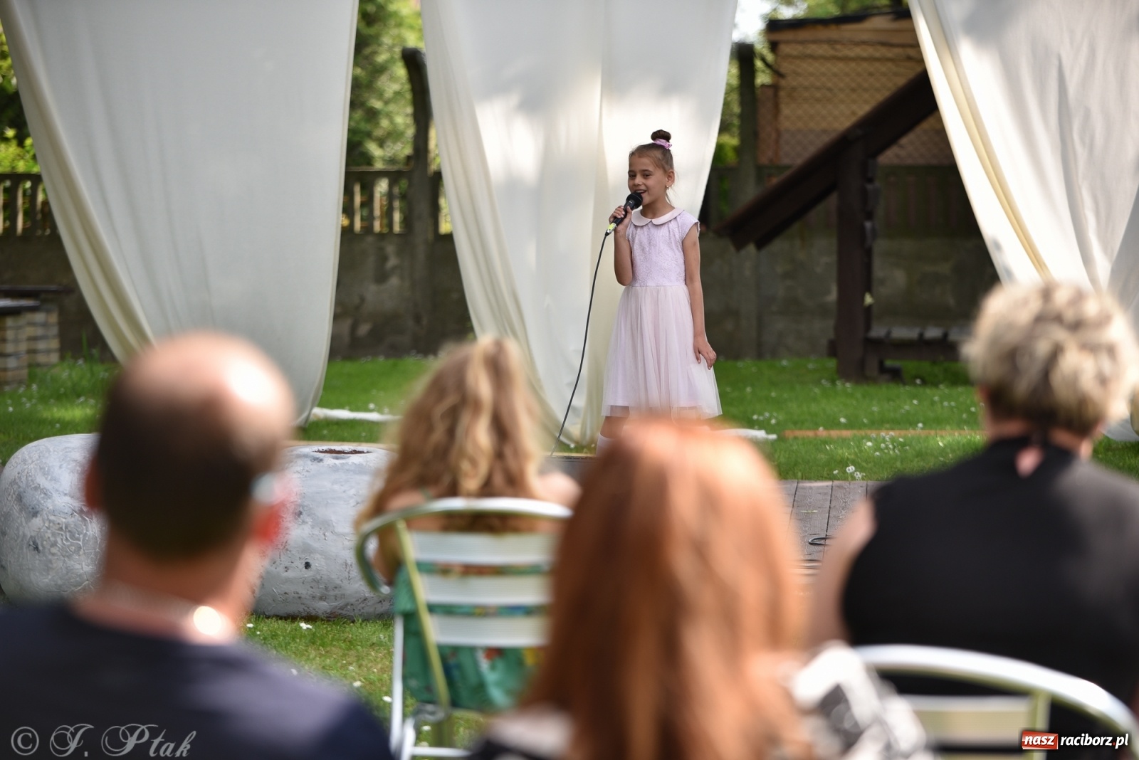 Zdjęcie w galerii na portalu naszraciborz.pl: Młodzi wokaliści studia ARS wystąpili w Ogrodach Strzechy [FOTO i WIDEO] wiadomości z regionu