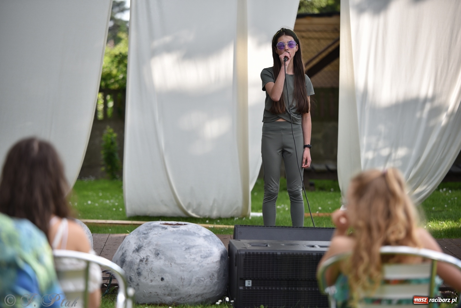 Zdjęcie w galerii na portalu naszraciborz.pl: Młodzi wokaliści studia ARS wystąpili w Ogrodach Strzechy [FOTO i WIDEO] wiadomości z regionu