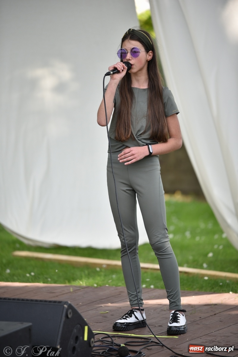 Zdjęcie w galerii na portalu naszraciborz.pl: Młodzi wokaliści studia ARS wystąpili w Ogrodach Strzechy [FOTO i WIDEO] wiadomości z regionu