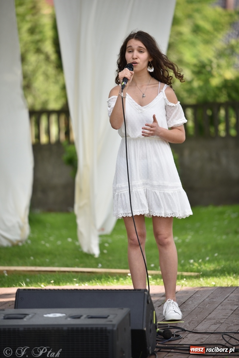 Zdjęcie w galerii na portalu naszraciborz.pl: Młodzi wokaliści studia ARS wystąpili w Ogrodach Strzechy [FOTO i WIDEO] wiadomości z regionu