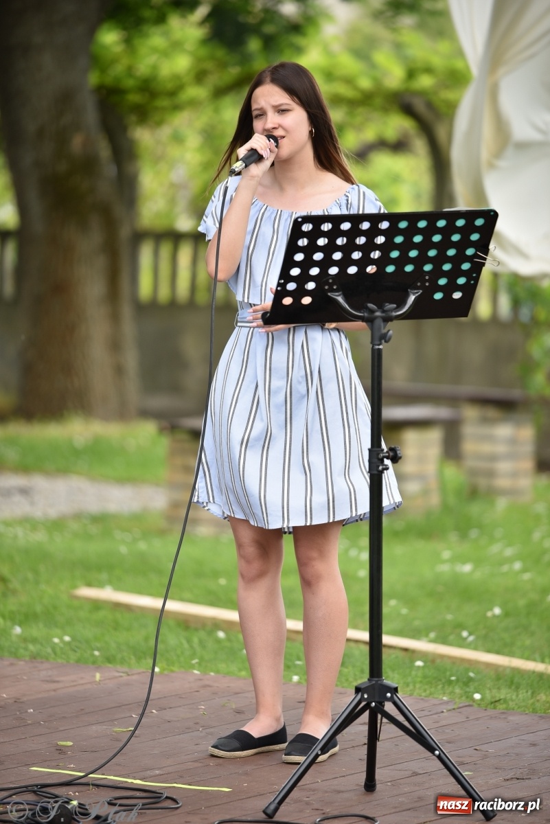 Zdjęcie w galerii na portalu naszraciborz.pl: Młodzi wokaliści studia ARS wystąpili w Ogrodach Strzechy [FOTO i WIDEO] wiadomości z regionu