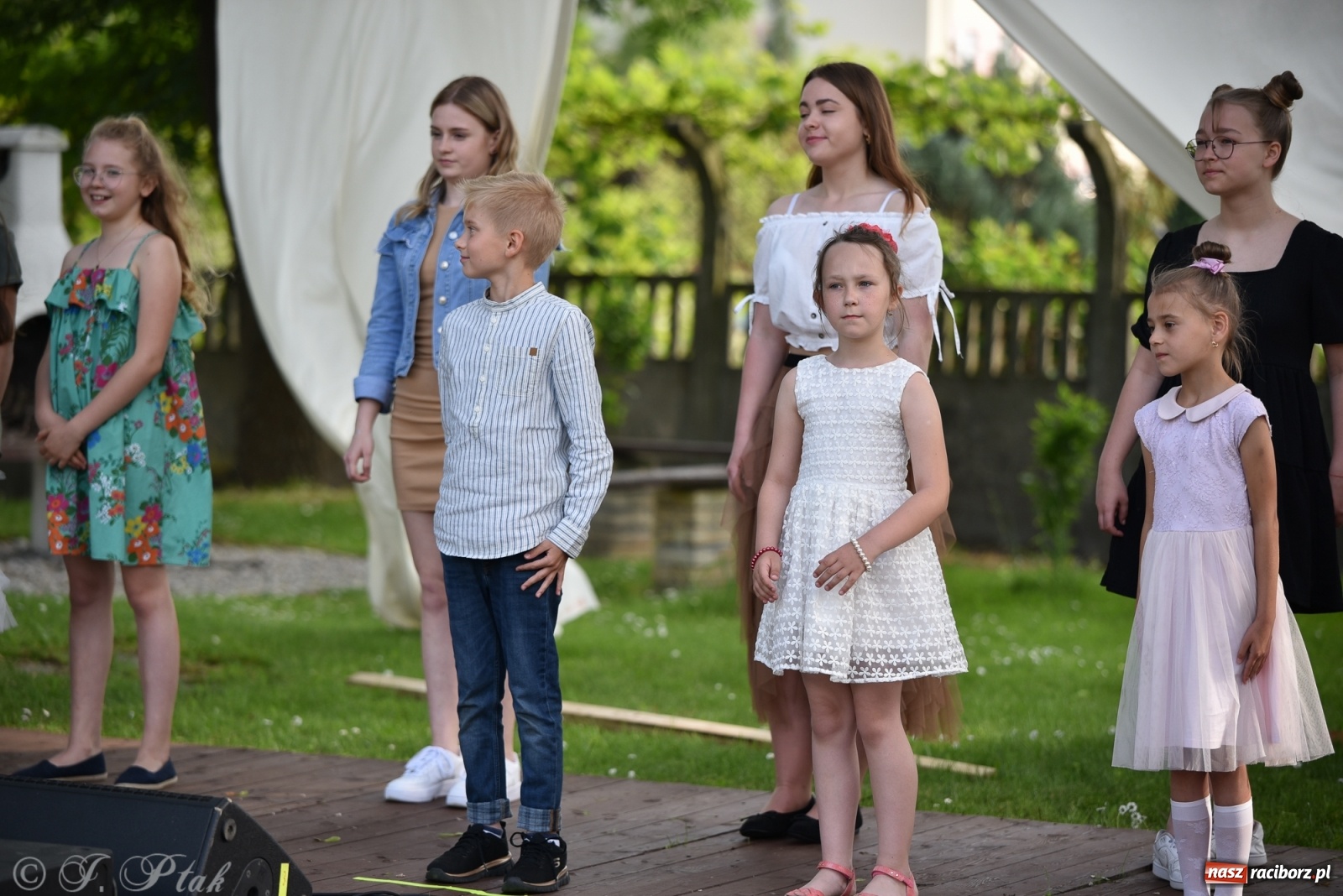 Zdjęcie w galerii na portalu naszraciborz.pl: Młodzi wokaliści studia ARS wystąpili w Ogrodach Strzechy [FOTO i WIDEO] wiadomości z regionu