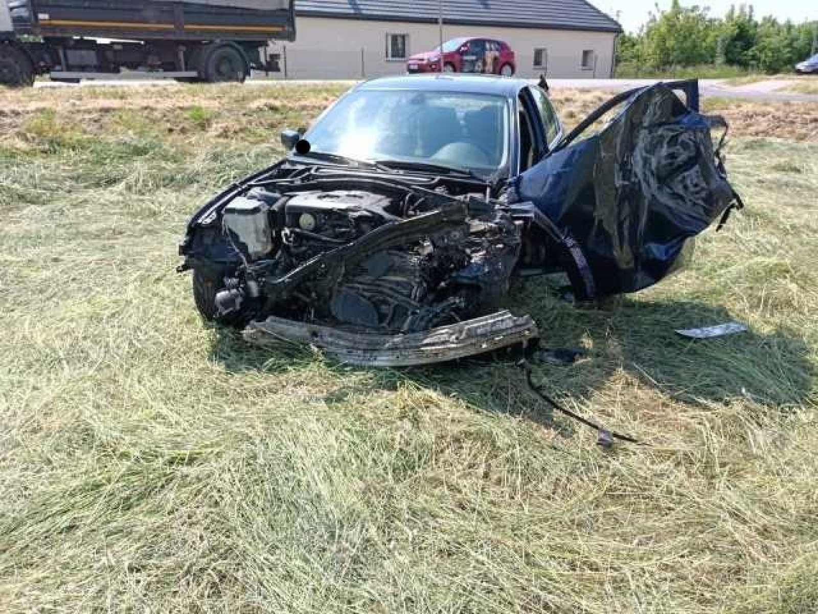 Zdjęcie w galerii na portalu naszraciborz.pl: Zderzenie BMW i ciężarówki w Markowicach [FOTO] wiadomości z regionu