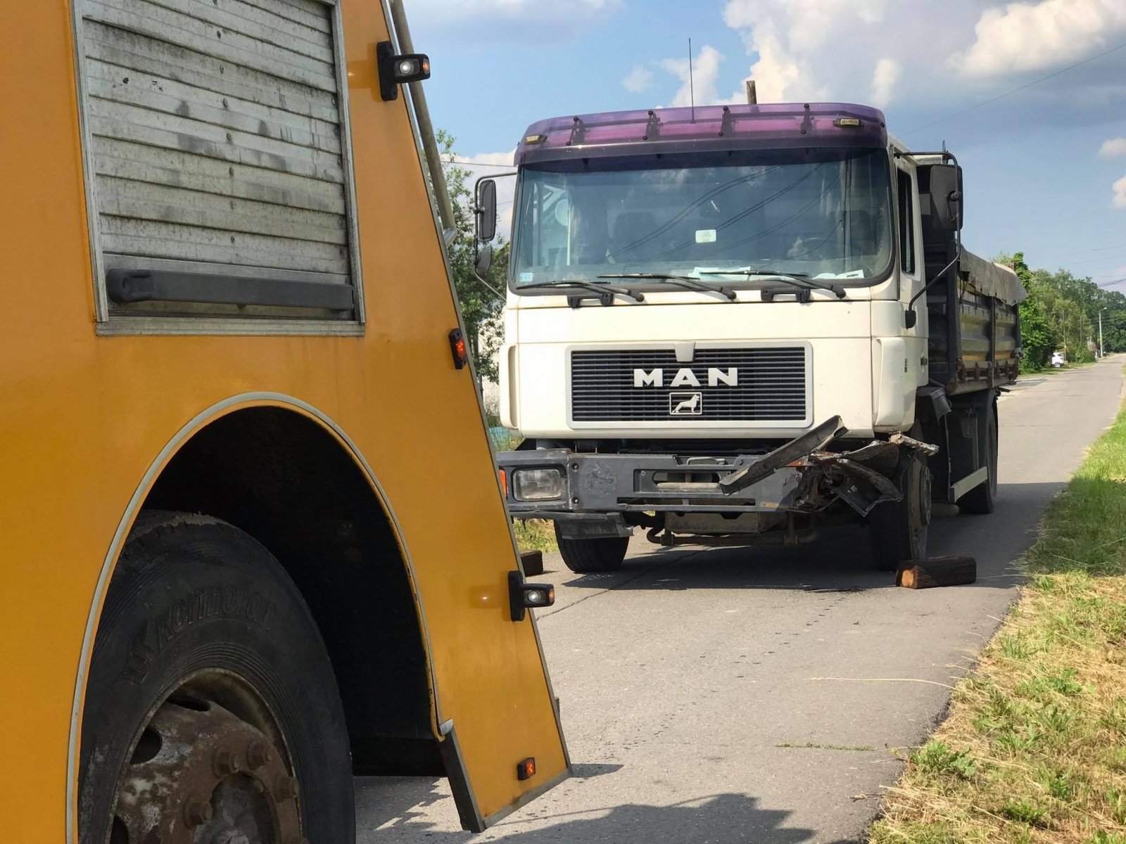 Zdjęcie w galerii na portalu naszraciborz.pl: Zderzenie BMW i ciężarówki w Markowicach [FOTO] wiadomości z regionu