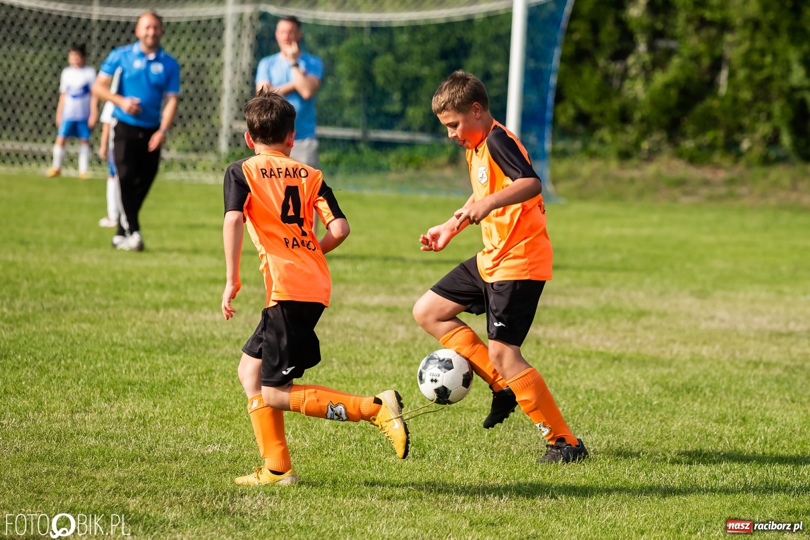 Zdjęcie w galerii na portalu naszraciborz.pl: Puchar, medale i szampan. LKS 07 Markowice mistrzem ligi orlików [FOTO] wiadomości z regionu