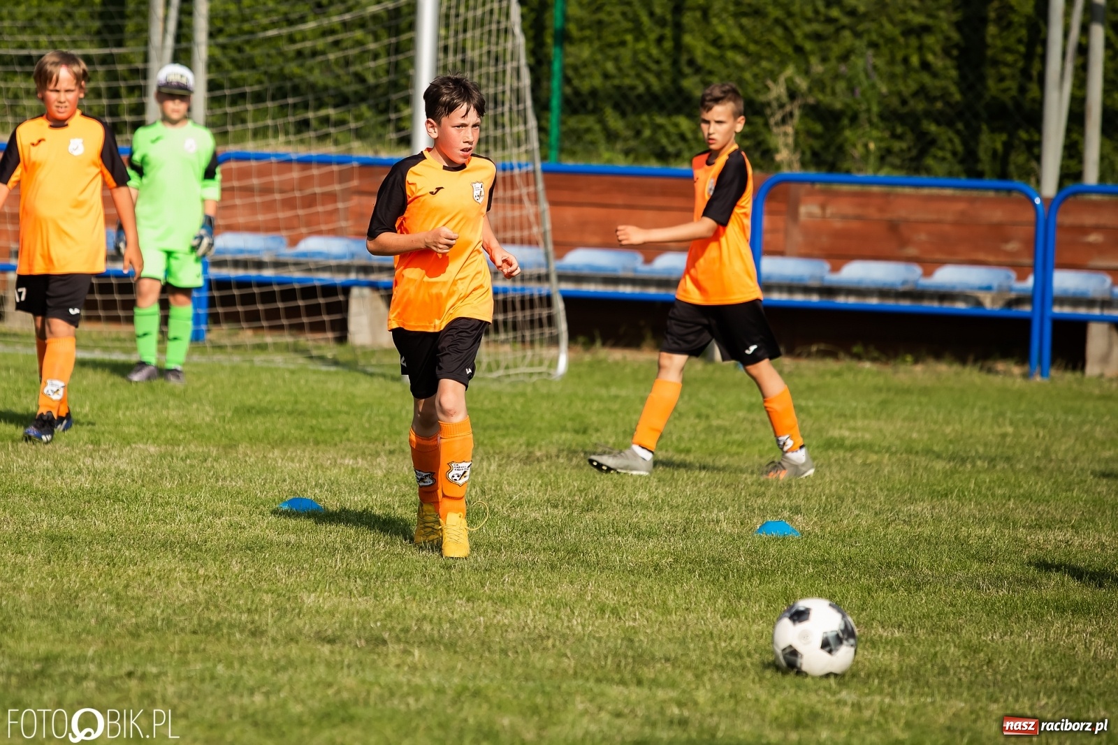 Zdjęcie w galerii na portalu naszraciborz.pl: Puchar, medale i szampan. LKS 07 Markowice mistrzem ligi orlików [FOTO] wiadomości z regionu