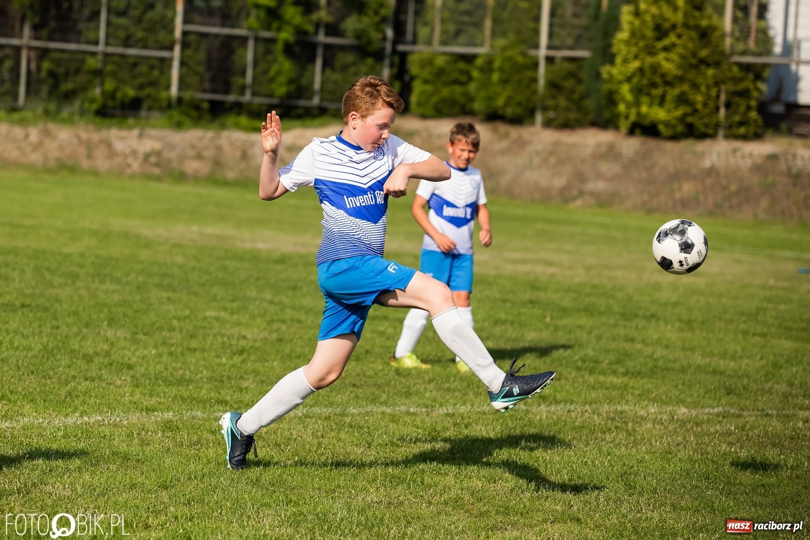 Zdjęcie w galerii na portalu naszraciborz.pl: Puchar, medale i szampan. LKS 07 Markowice mistrzem ligi orlików [FOTO] wiadomości z regionu