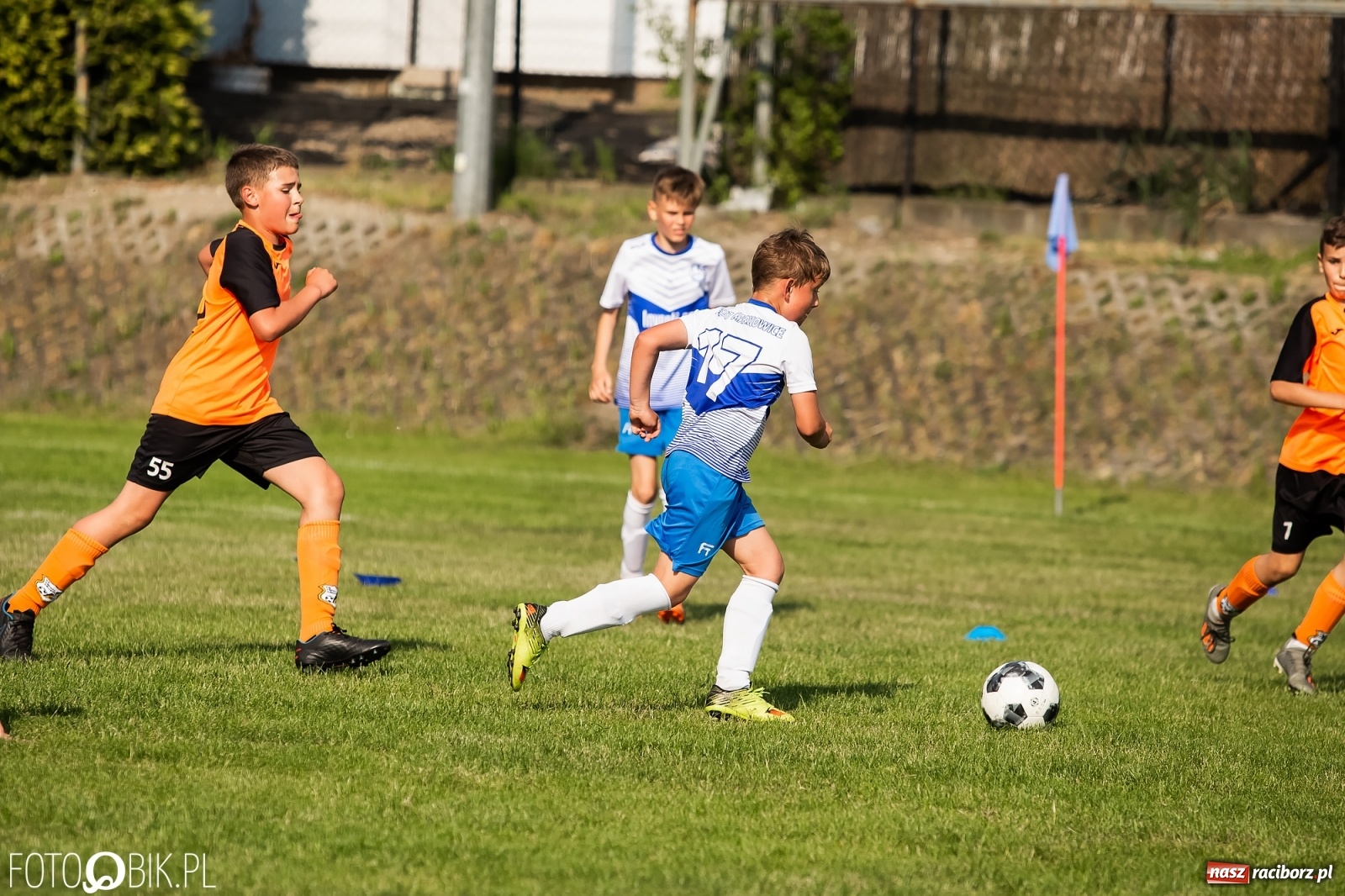 Zdjęcie w galerii na portalu naszraciborz.pl: Puchar, medale i szampan. LKS 07 Markowice mistrzem ligi orlików [FOTO] wiadomości z regionu