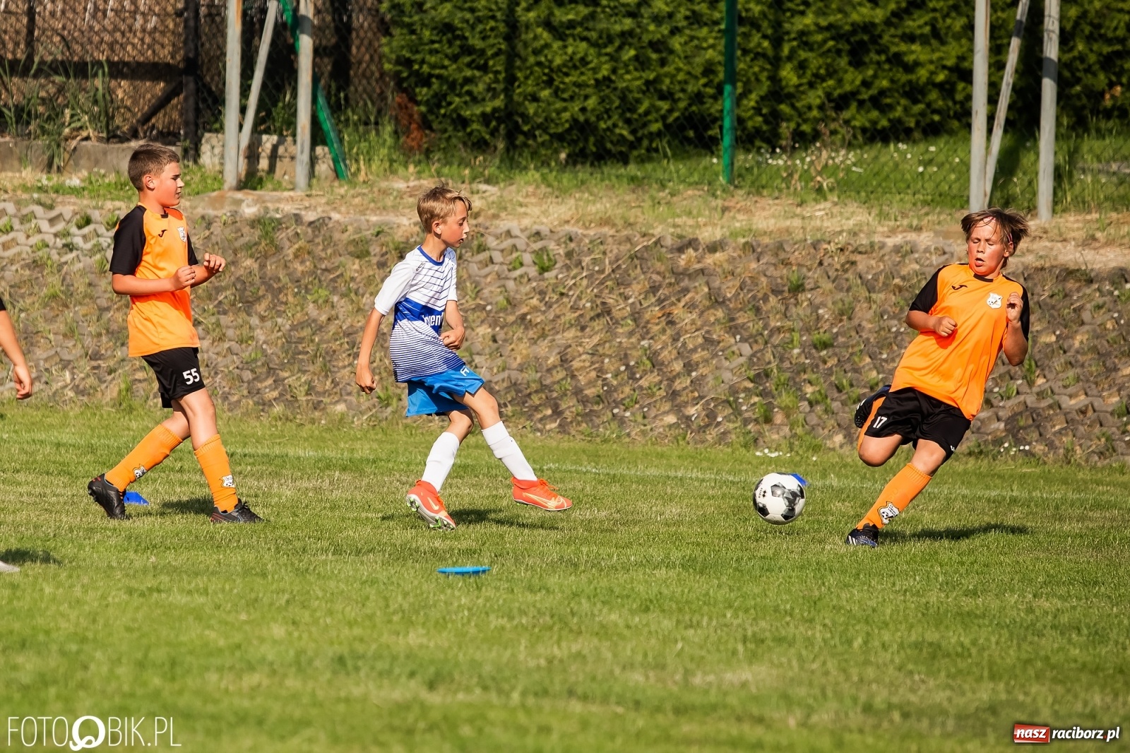 Zdjęcie w galerii na portalu naszraciborz.pl: Puchar, medale i szampan. LKS 07 Markowice mistrzem ligi orlików [FOTO] wiadomości z regionu