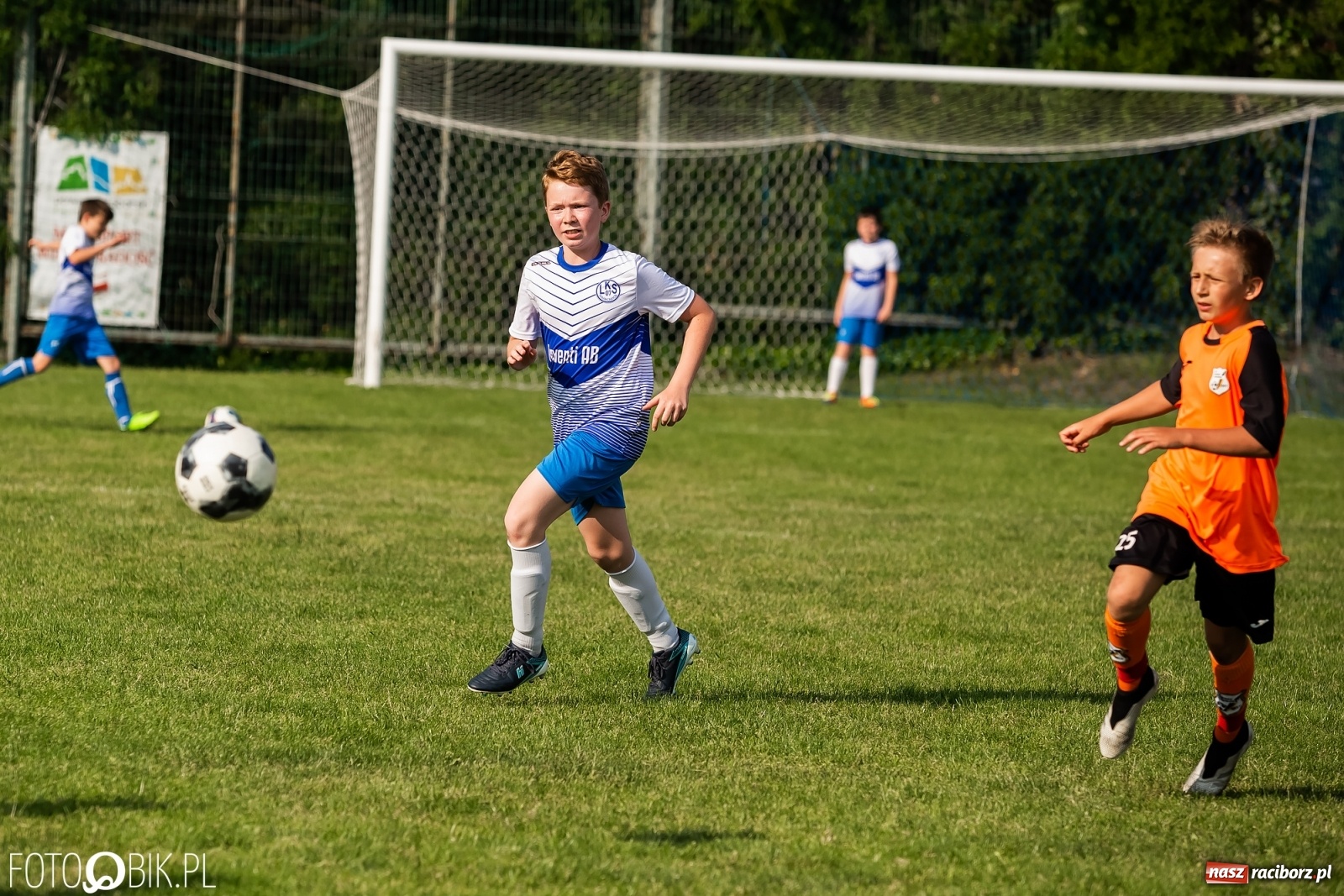 Zdjęcie w galerii na portalu naszraciborz.pl: Puchar, medale i szampan. LKS 07 Markowice mistrzem ligi orlików [FOTO] wiadomości z regionu