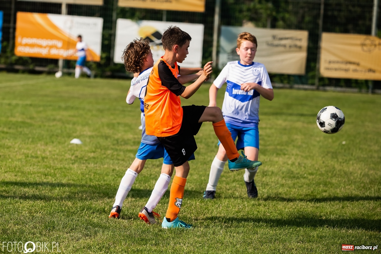 Zdjęcie w galerii na portalu naszraciborz.pl: Puchar, medale i szampan. LKS 07 Markowice mistrzem ligi orlików [FOTO] wiadomości z regionu