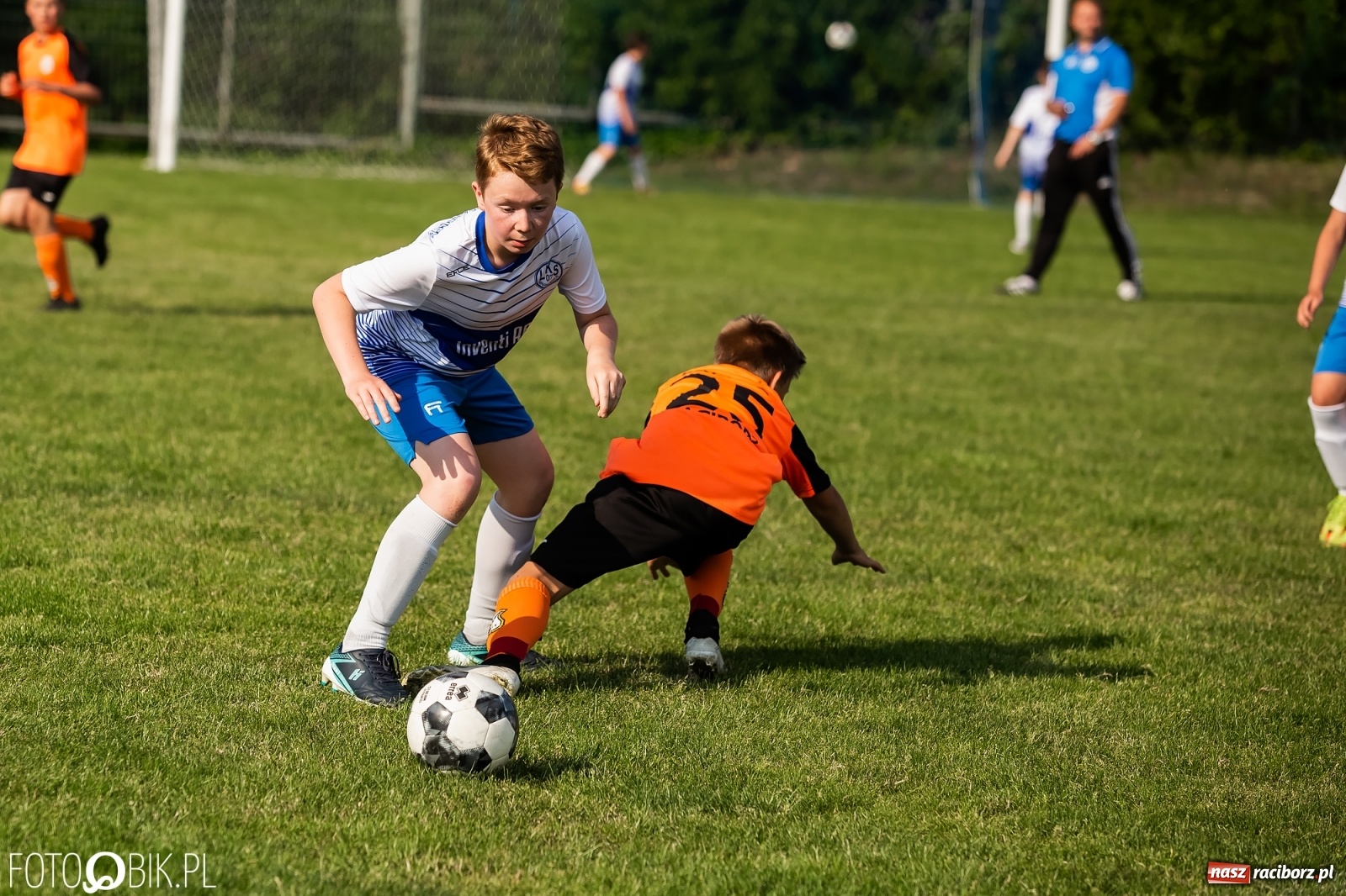Zdjęcie w galerii na portalu naszraciborz.pl: Puchar, medale i szampan. LKS 07 Markowice mistrzem ligi orlików [FOTO] wiadomości z regionu