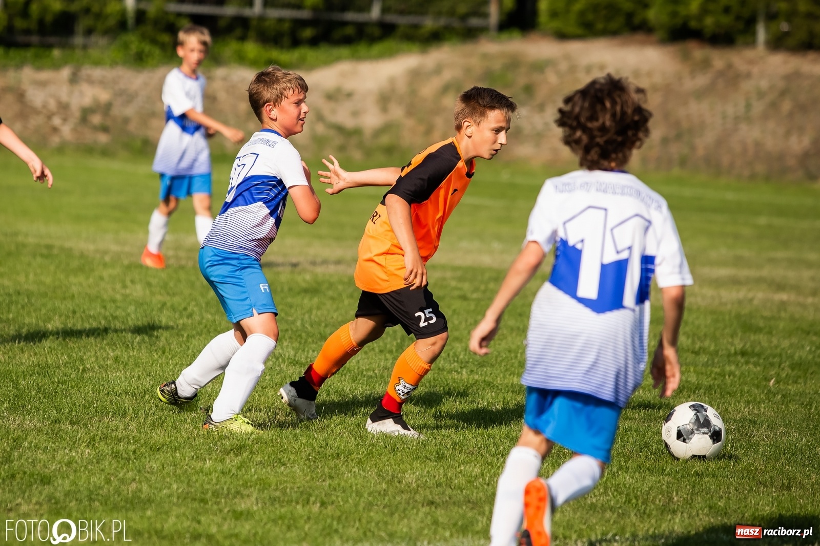 Zdjęcie w galerii na portalu naszraciborz.pl: Puchar, medale i szampan. LKS 07 Markowice mistrzem ligi orlików [FOTO] wiadomości z regionu