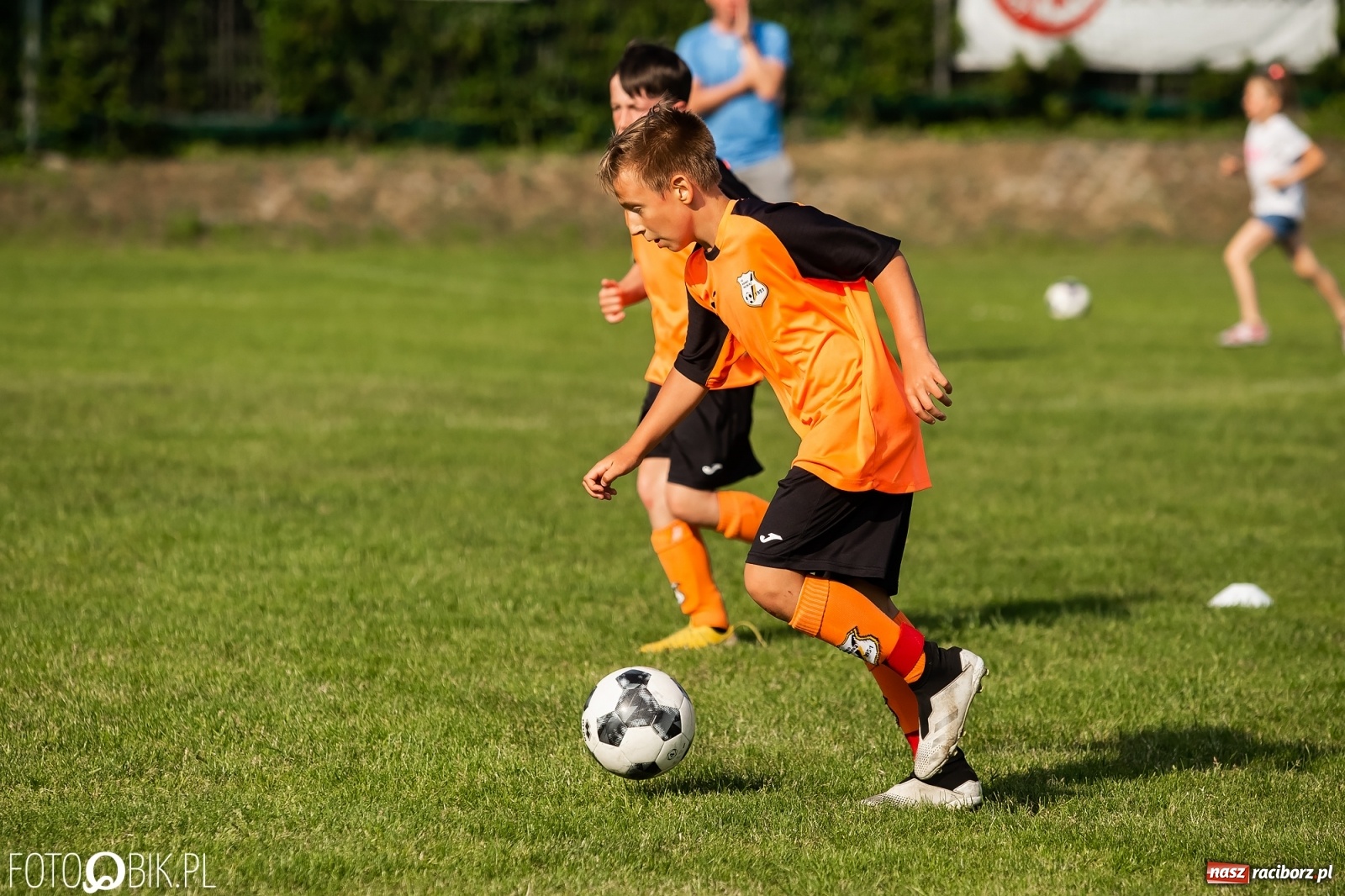 Zdjęcie w galerii na portalu naszraciborz.pl: Puchar, medale i szampan. LKS 07 Markowice mistrzem ligi orlików [FOTO] wiadomości z regionu