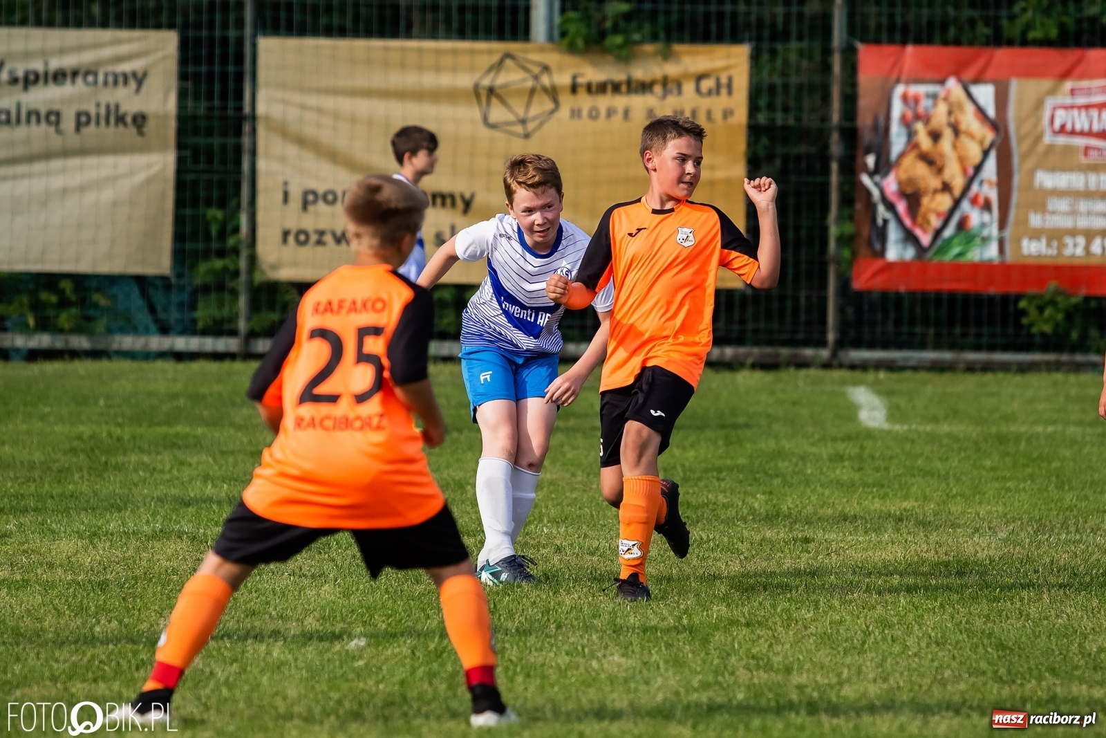 Zdjęcie w galerii na portalu naszraciborz.pl: Puchar, medale i szampan. LKS 07 Markowice mistrzem ligi orlików [FOTO] wiadomości z regionu