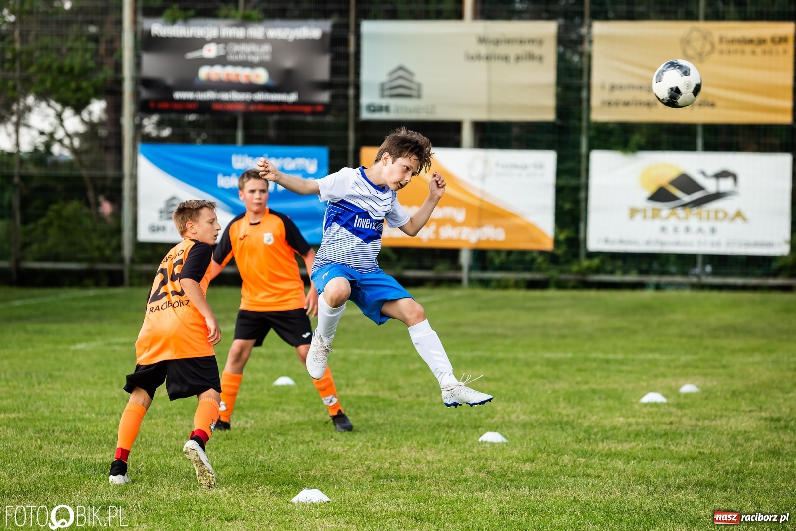 Zdjęcie w galerii na portalu naszraciborz.pl: Puchar, medale i szampan. LKS 07 Markowice mistrzem ligi orlików [FOTO] wiadomości z regionu