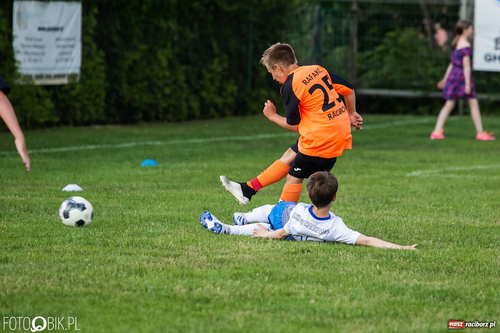 Zdjęcie w galerii na portalu naszraciborz.pl: Puchar, medale i szampan. LKS 07 Markowice mistrzem ligi orlików [FOTO] wiadomości z regionu