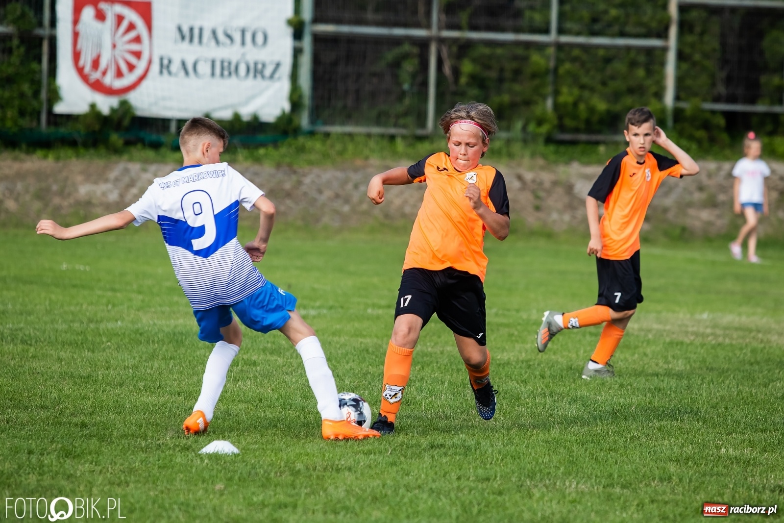 Zdjęcie w galerii na portalu naszraciborz.pl: Puchar, medale i szampan. LKS 07 Markowice mistrzem ligi orlików [FOTO] wiadomości z regionu