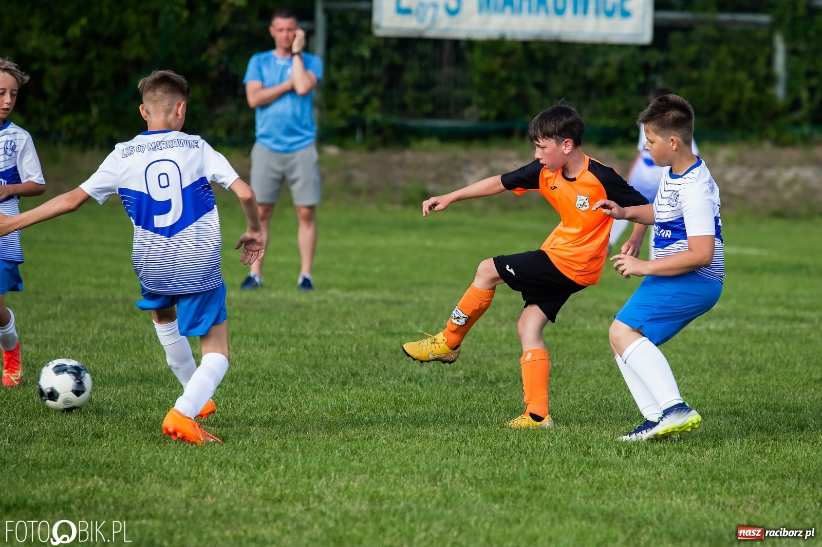 Zdjęcie w galerii na portalu naszraciborz.pl: Puchar, medale i szampan. LKS 07 Markowice mistrzem ligi orlików [FOTO] wiadomości z regionu