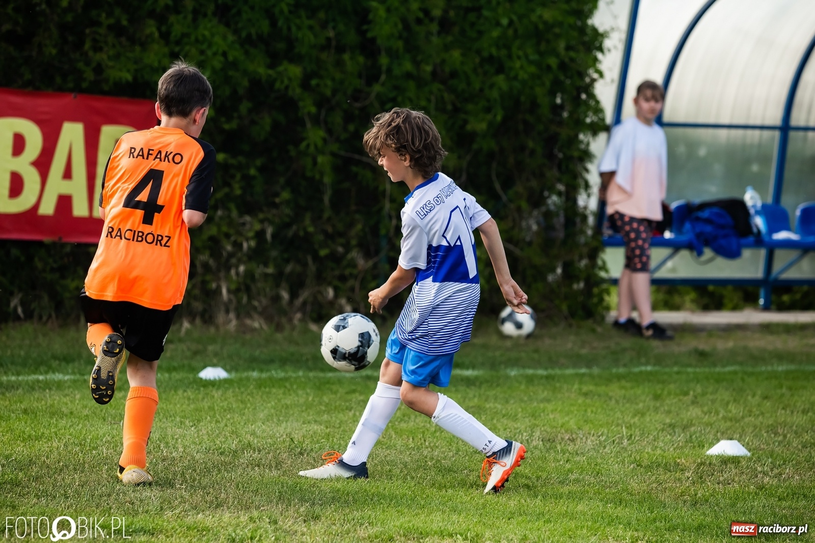 Zdjęcie w galerii na portalu naszraciborz.pl: Puchar, medale i szampan. LKS 07 Markowice mistrzem ligi orlików [FOTO] wiadomości z regionu