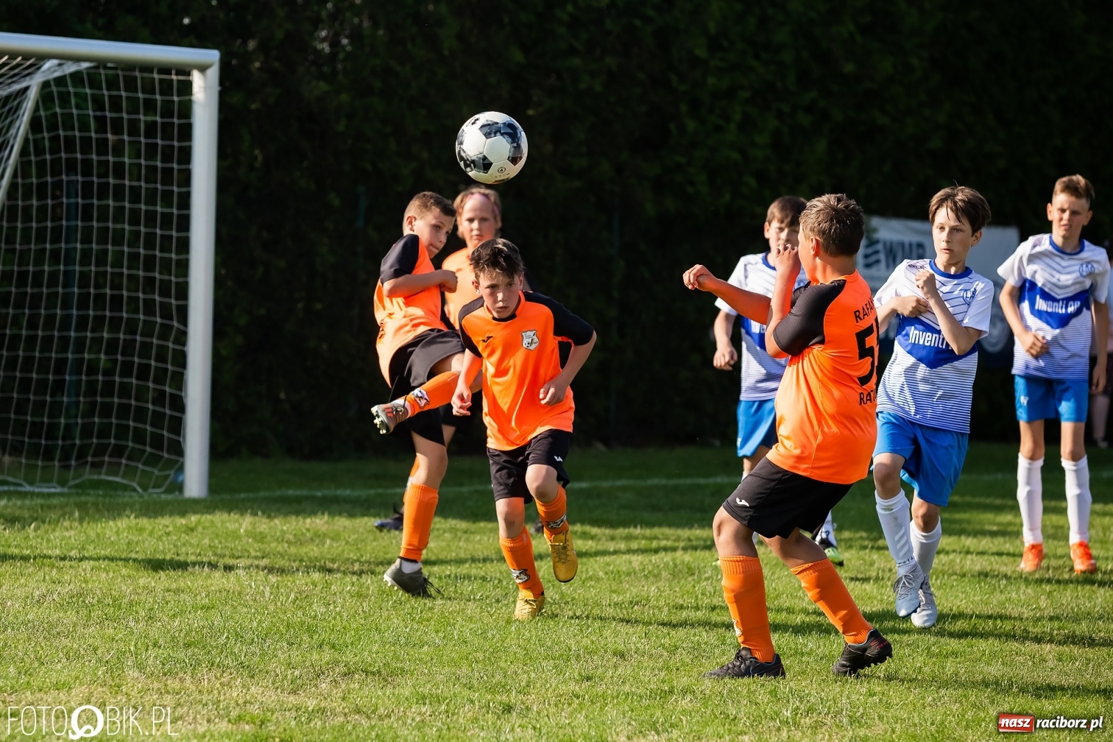 Zdjęcie w galerii na portalu naszraciborz.pl: Puchar, medale i szampan. LKS 07 Markowice mistrzem ligi orlików [FOTO] wiadomości z regionu