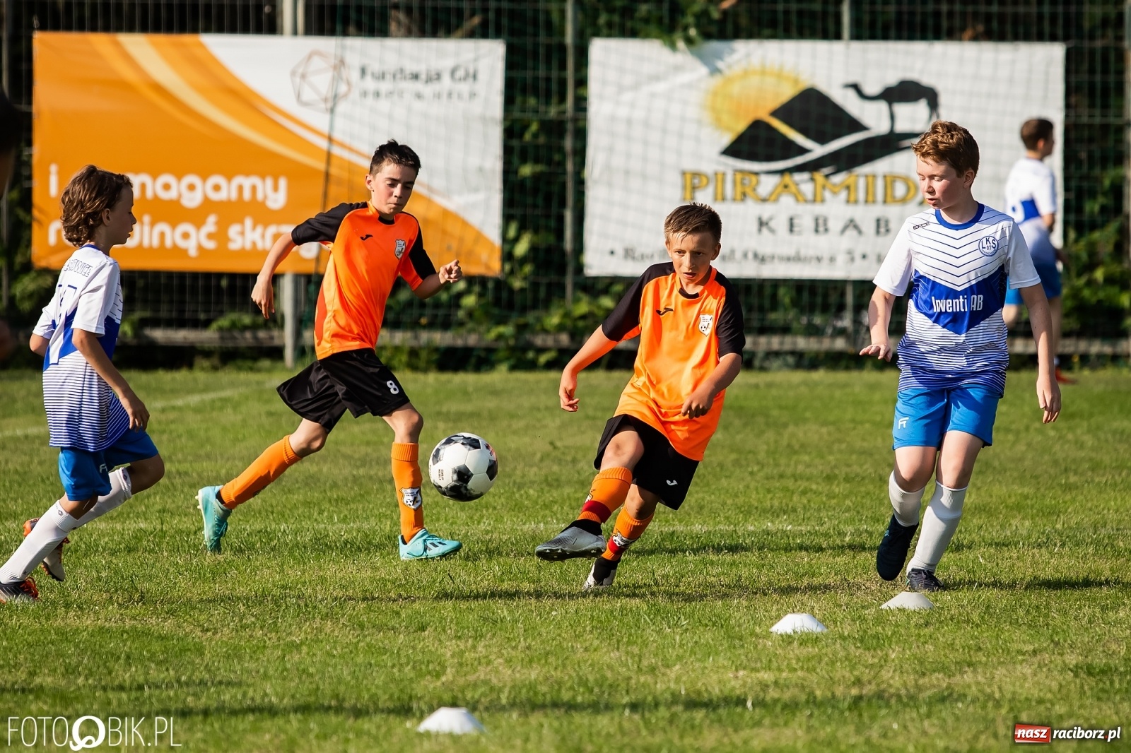 Zdjęcie w galerii na portalu naszraciborz.pl: Puchar, medale i szampan. LKS 07 Markowice mistrzem ligi orlików [FOTO] wiadomości z regionu