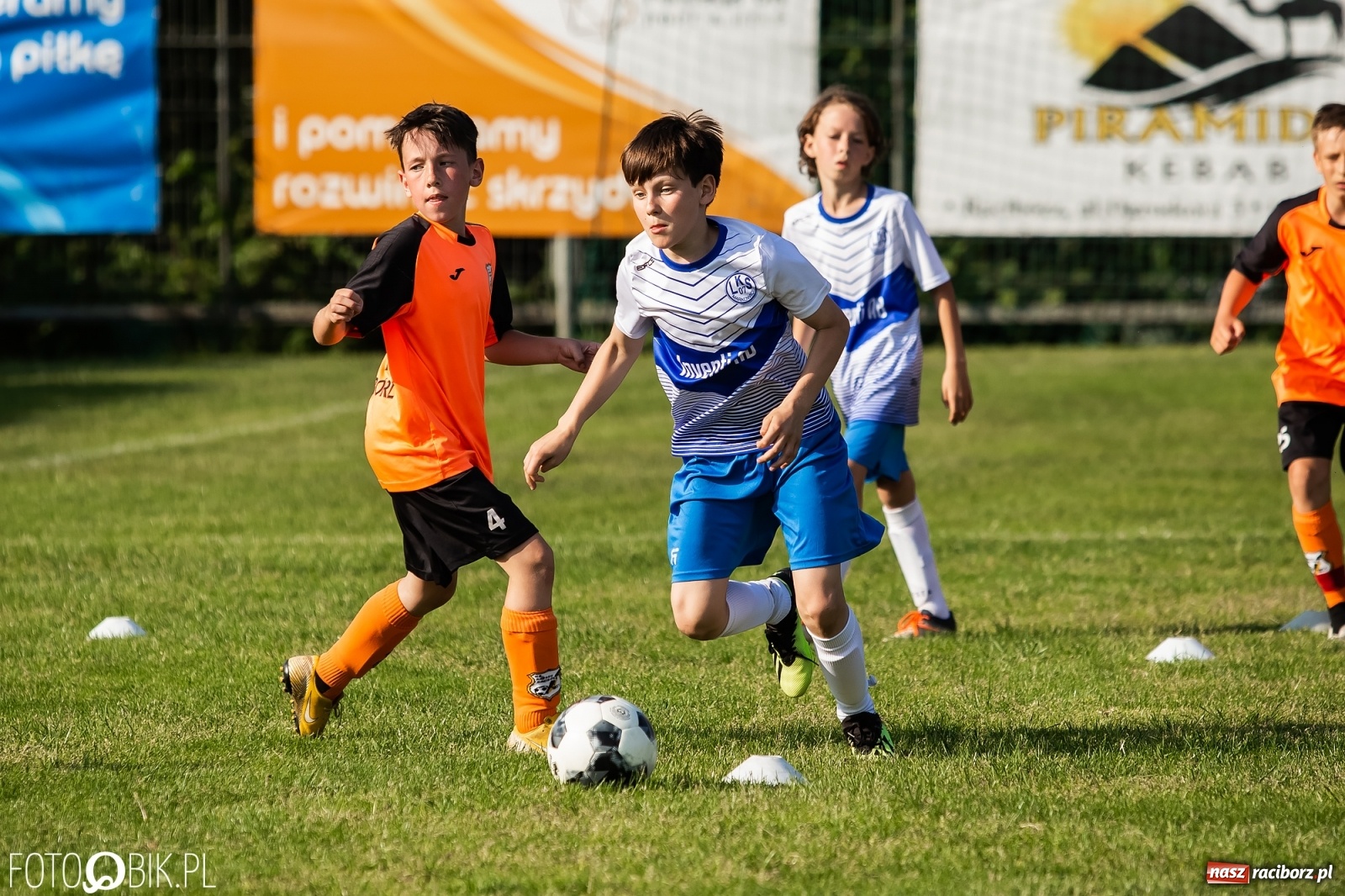 Zdjęcie w galerii na portalu naszraciborz.pl: Puchar, medale i szampan. LKS 07 Markowice mistrzem ligi orlików [FOTO] wiadomości z regionu