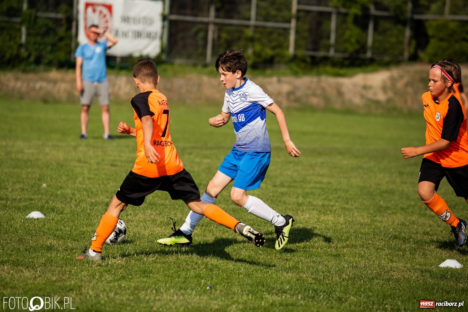 Zdjęcie w galerii na portalu naszraciborz.pl: Puchar, medale i szampan. LKS 07 Markowice mistrzem ligi orlików [FOTO] wiadomości z regionu