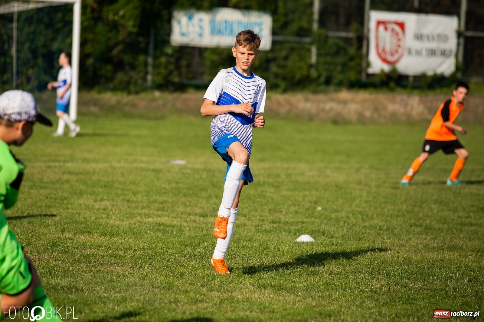 Zdjęcie w galerii na portalu naszraciborz.pl: Puchar, medale i szampan. LKS 07 Markowice mistrzem ligi orlików [FOTO] wiadomości z regionu