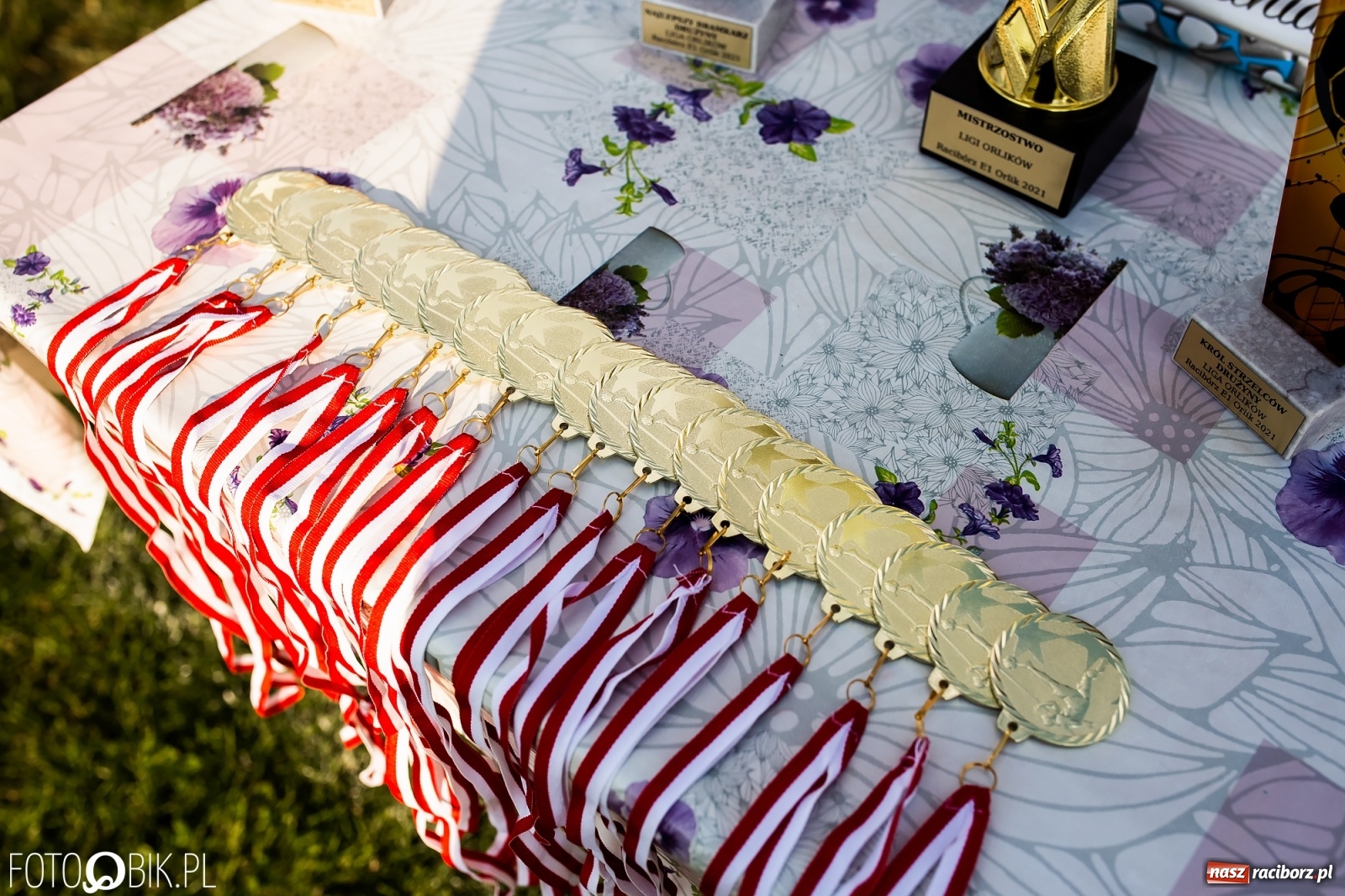 Zdjęcie w galerii na portalu naszraciborz.pl: Puchar, medale i szampan. LKS 07 Markowice mistrzem ligi orlików [FOTO] wiadomości z regionu