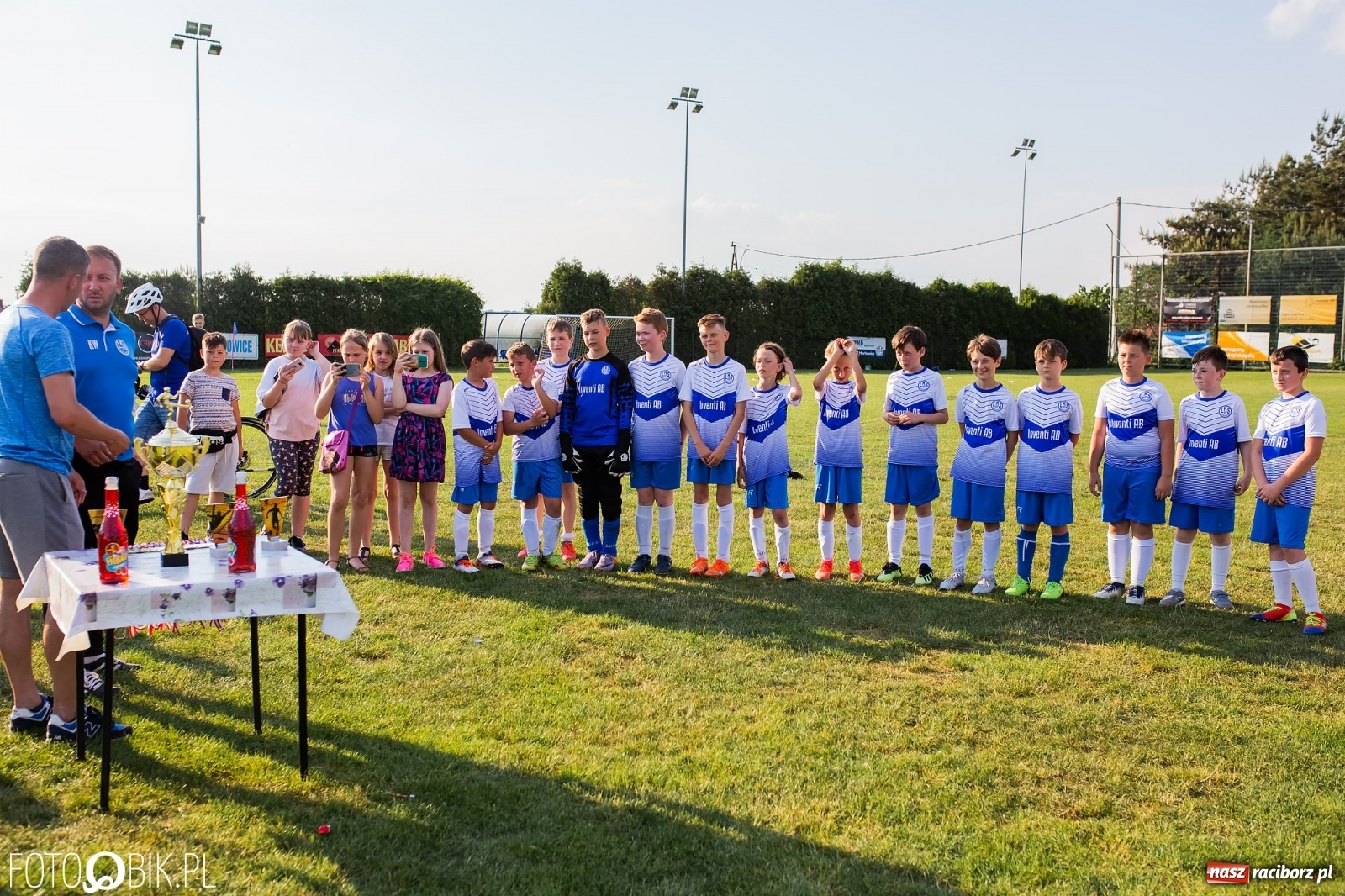Zdjęcie w galerii na portalu naszraciborz.pl: Puchar, medale i szampan. LKS 07 Markowice mistrzem ligi orlików [FOTO] wiadomości z regionu