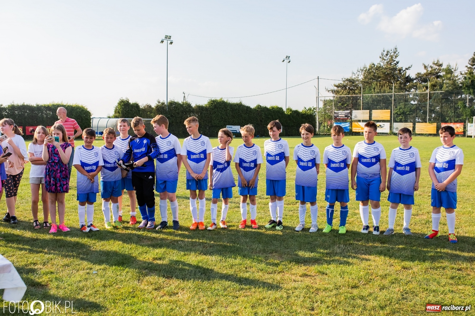 Zdjęcie w galerii na portalu naszraciborz.pl: Puchar, medale i szampan. LKS 07 Markowice mistrzem ligi orlików [FOTO] wiadomości z regionu