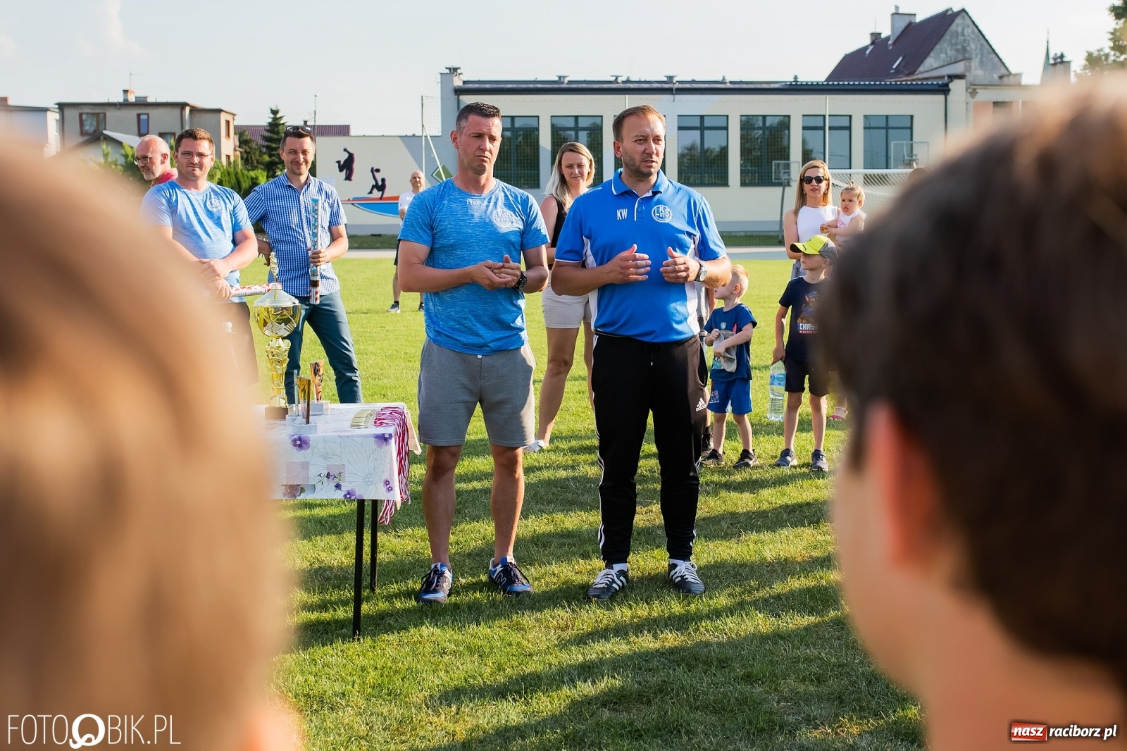 Zdjęcie w galerii na portalu naszraciborz.pl: Puchar, medale i szampan. LKS 07 Markowice mistrzem ligi orlików [FOTO] wiadomości z regionu