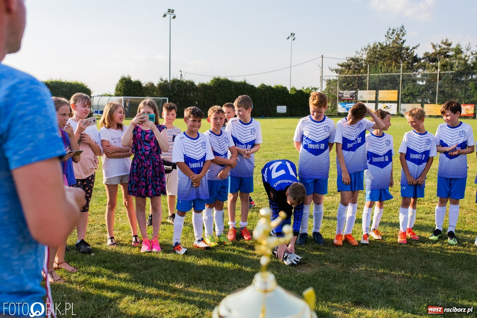 Zdjęcie w galerii na portalu naszraciborz.pl: Puchar, medale i szampan. LKS 07 Markowice mistrzem ligi orlików [FOTO] wiadomości z regionu