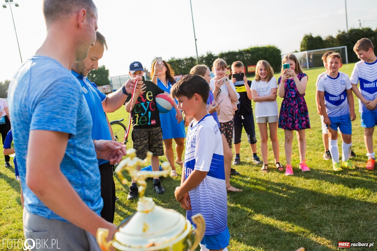 Zdjęcie w galerii na portalu naszraciborz.pl: Puchar, medale i szampan. LKS 07 Markowice mistrzem ligi orlików [FOTO] wiadomości z regionu