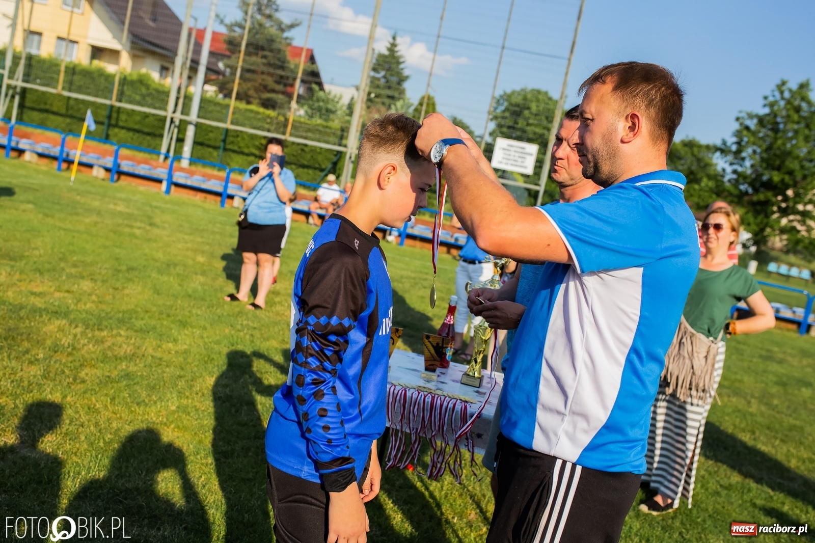 Zdjęcie w galerii na portalu naszraciborz.pl: Puchar, medale i szampan. LKS 07 Markowice mistrzem ligi orlików [FOTO] wiadomości z regionu