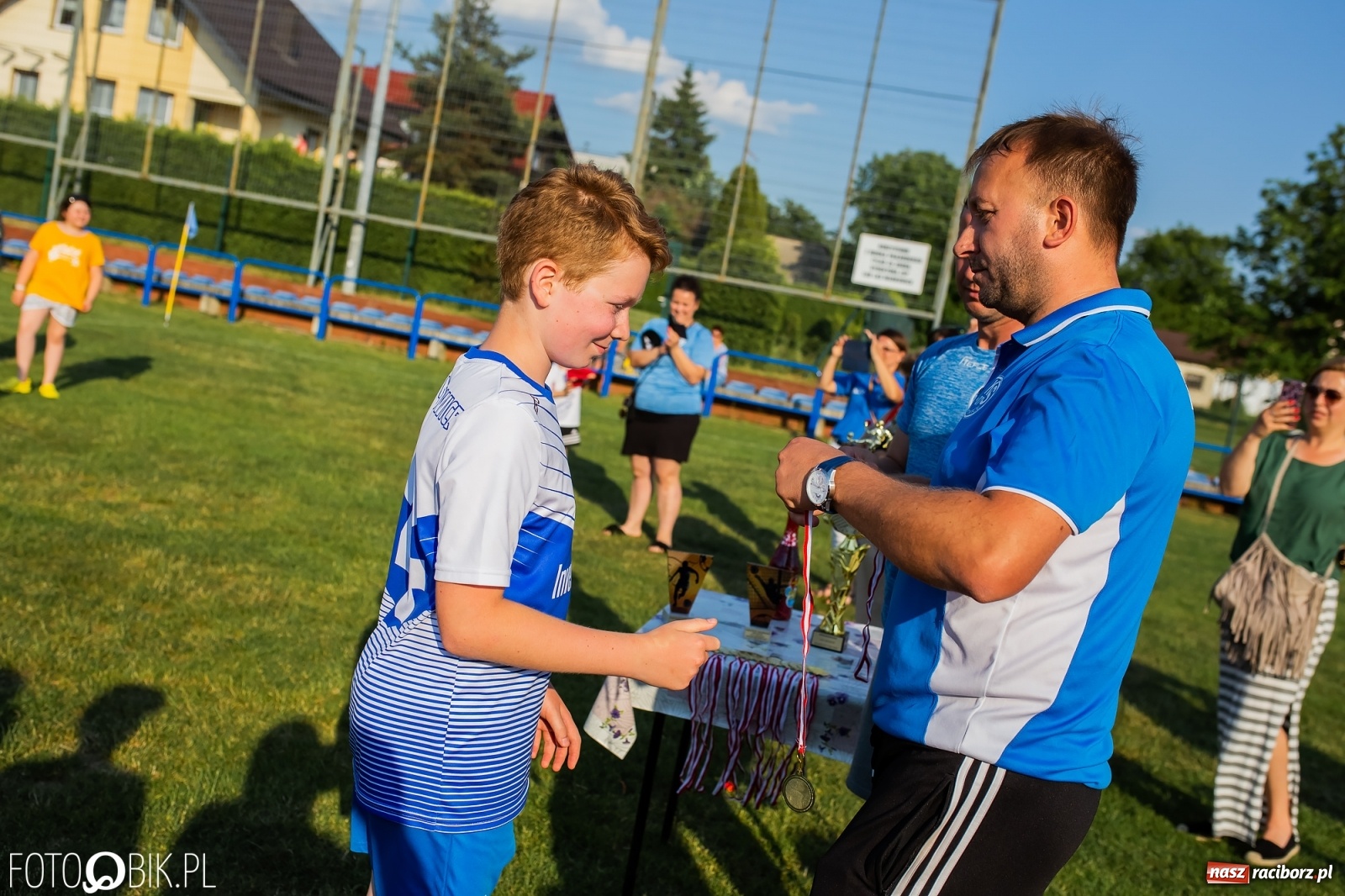 Zdjęcie w galerii na portalu naszraciborz.pl: Puchar, medale i szampan. LKS 07 Markowice mistrzem ligi orlików [FOTO] wiadomości z regionu