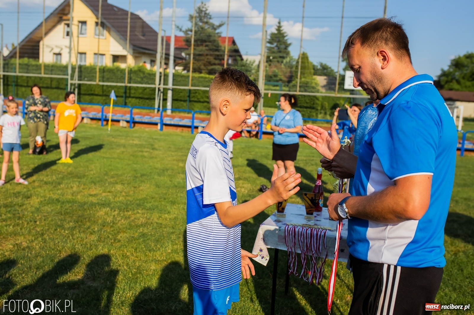 Zdjęcie w galerii na portalu naszraciborz.pl: Puchar, medale i szampan. LKS 07 Markowice mistrzem ligi orlików [FOTO] wiadomości z regionu