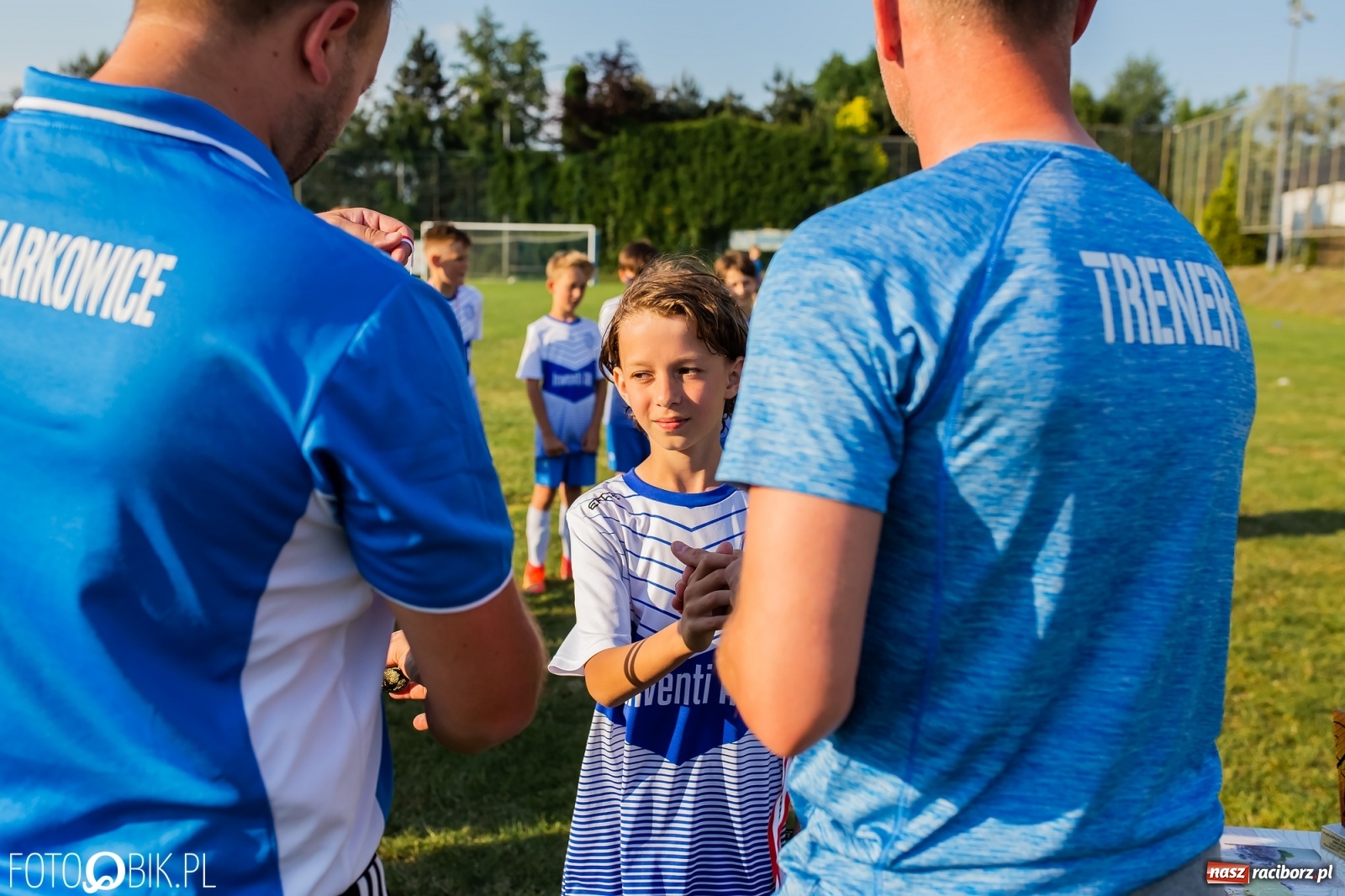 Zdjęcie w galerii na portalu naszraciborz.pl: Puchar, medale i szampan. LKS 07 Markowice mistrzem ligi orlików [FOTO] wiadomości z regionu