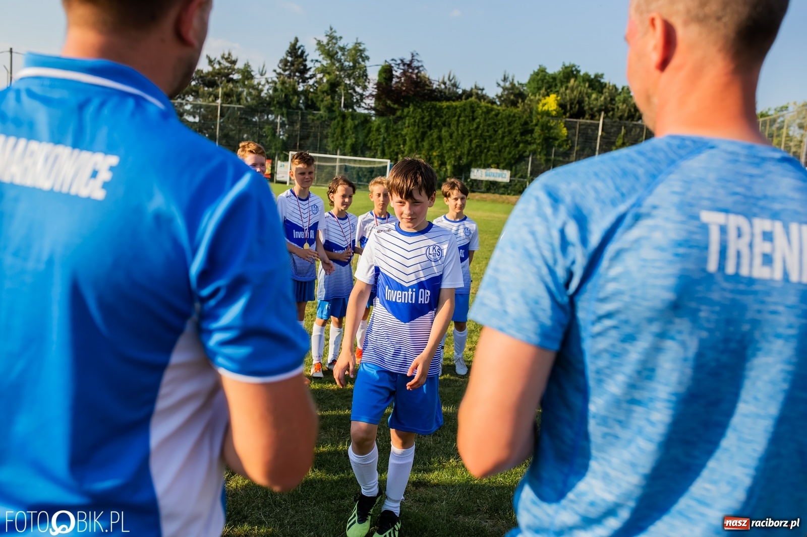 Zdjęcie w galerii na portalu naszraciborz.pl: Puchar, medale i szampan. LKS 07 Markowice mistrzem ligi orlików [FOTO] wiadomości z regionu
